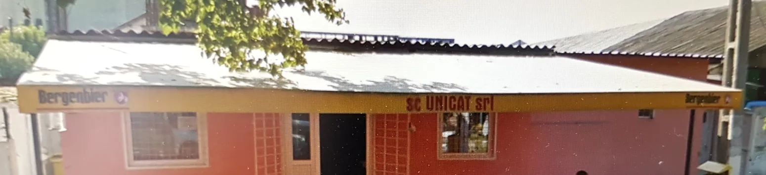 Fațada restaurantului Unicat din Călărași, cu terasa și copertina galbenă
