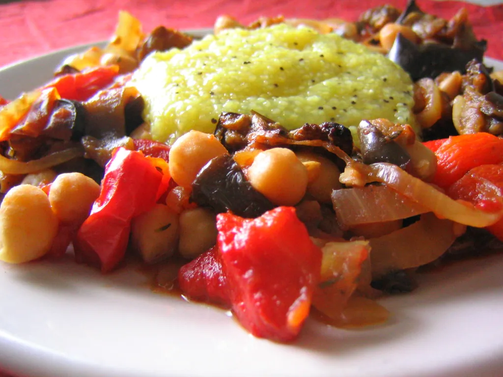 Tocăniță de legume cu mămăligă (imagine orientativă)